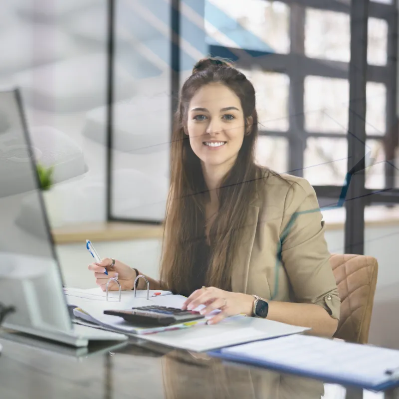 Contadora en Chile trabajando en oficina con documentos y calculadora, servicios contables y asesoría tributaria para pymes y empresas en Santiago y regiones